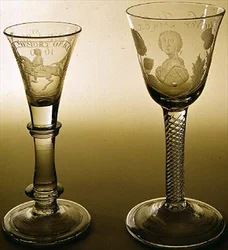 De gauche à droite : verre hanovrien commémorant la bataille de la Boyne, 1690 ; verre jacobite gravé avec portrait de Bonnie Prince Charlie (1720-88)